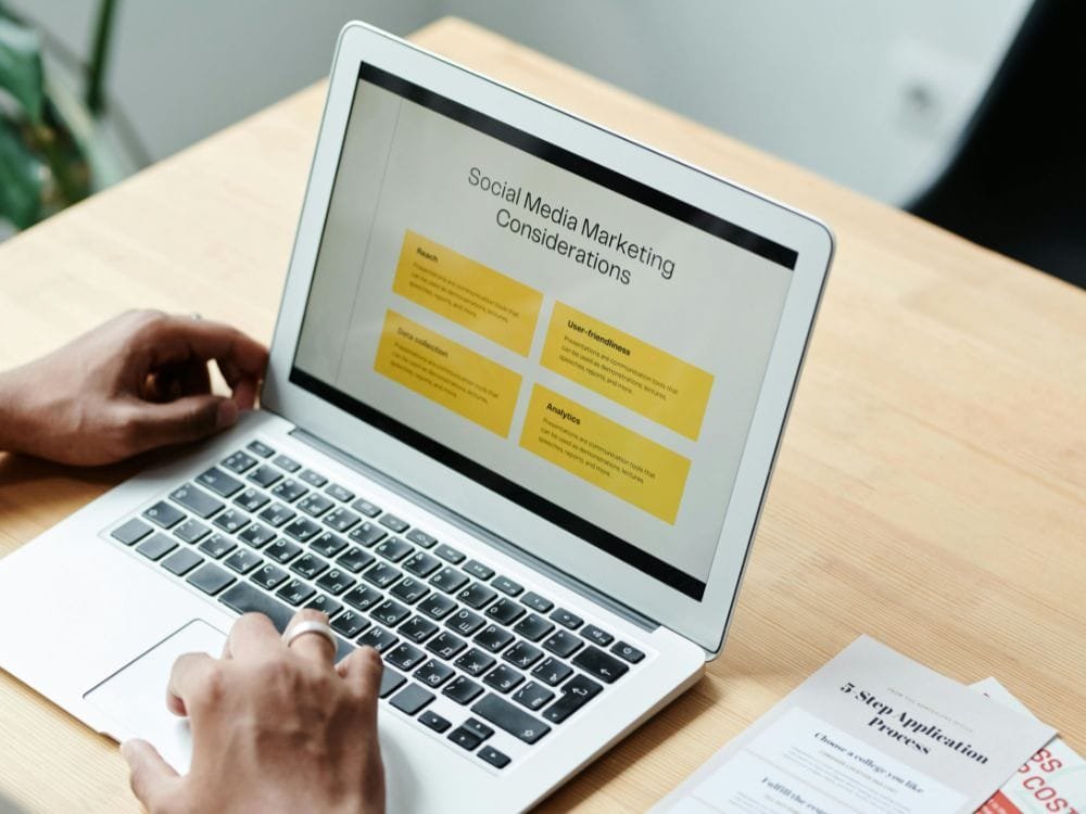 Pessoa criando conteúdo em blog profissional com gráficos de crescimento digital, SEO e estratégia de marketing digital