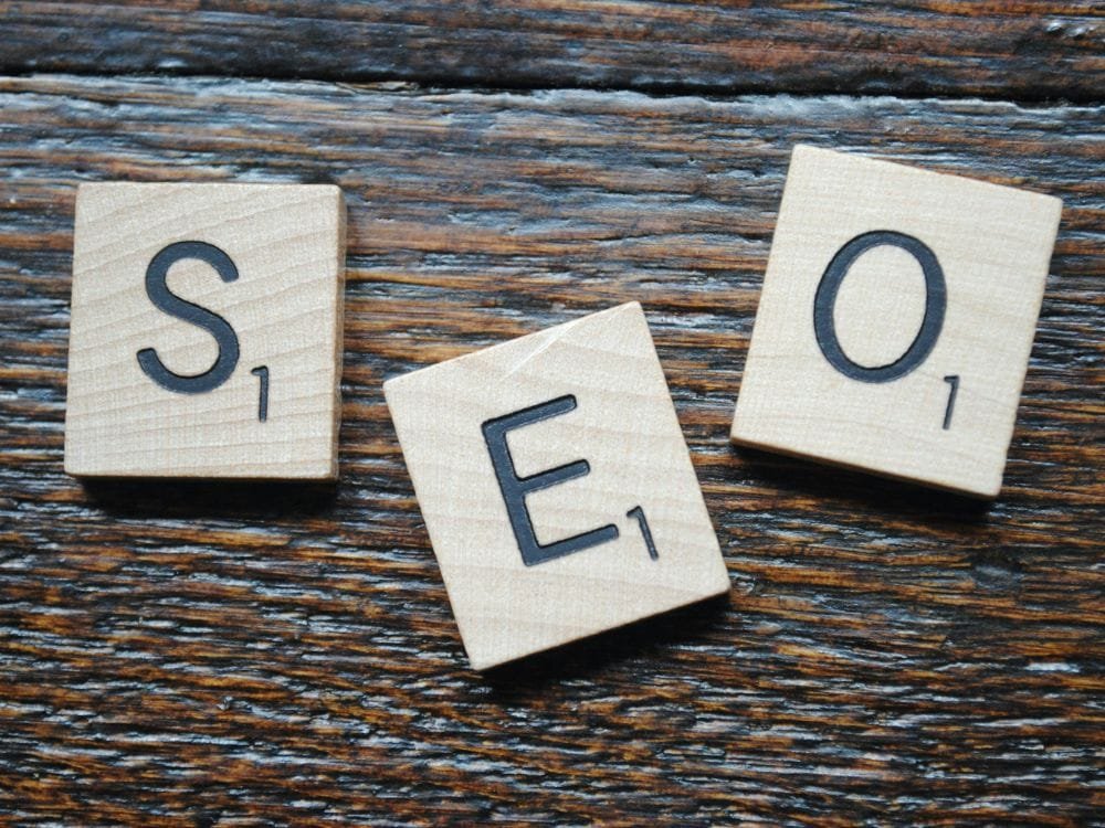 Painel moderno de SEO com gráficos de tráfego orgânico, blog profissional e crescimento digital