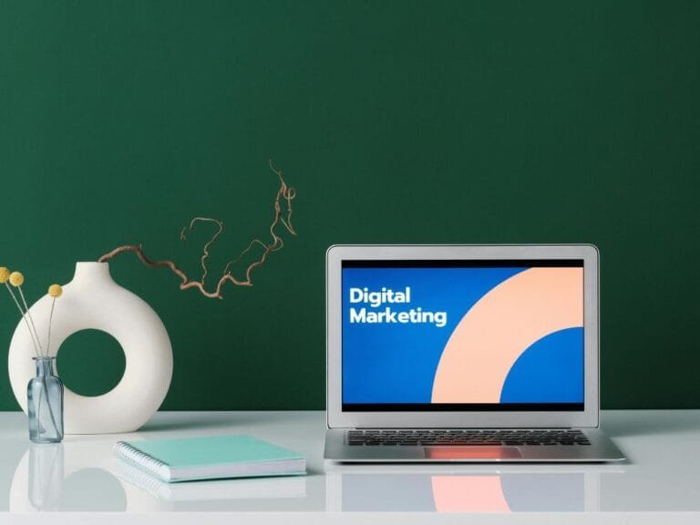 Profissional planejando criação de conteúdo no marketing digital com SEO, blog e estratégia digital